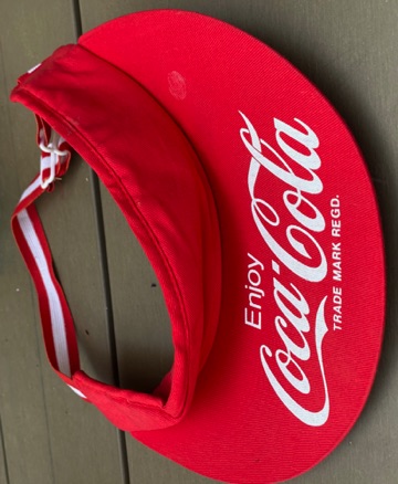 8652-1 € 3,00 coca cola zonneklep rood stof.jpeg